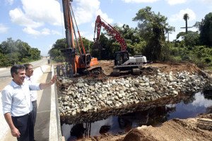 Richa vistoria PR-407 e diz que obra é essencial para desenvolver a região